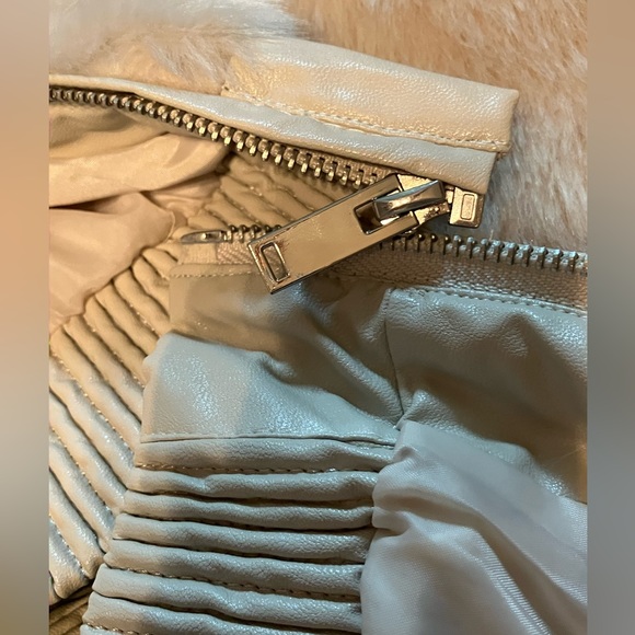 Size Small Coffee Shop New York Faux Fur Coat Lined inside Color Beige - Picture 13 of 14